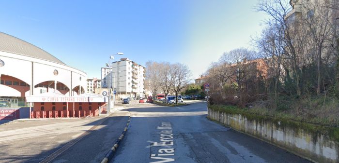 Via Miani si unisce per aiutare: cade, passanti soccorrono e confortano mamma e bimbi