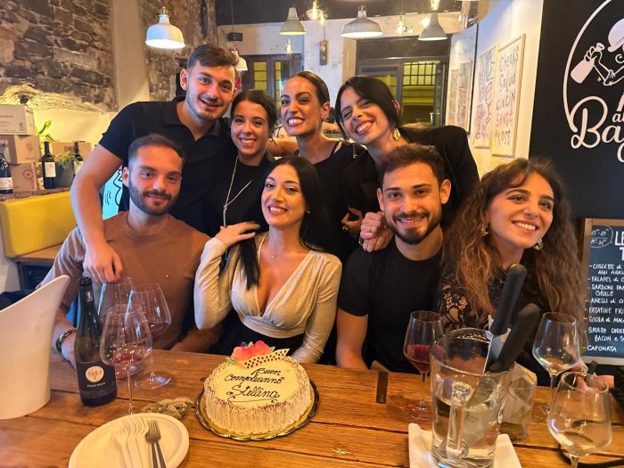 Risate, musica e brindisi, Alessia accende la notte del suo 29° compleanno: gli auguri di tutti (VIDEO)