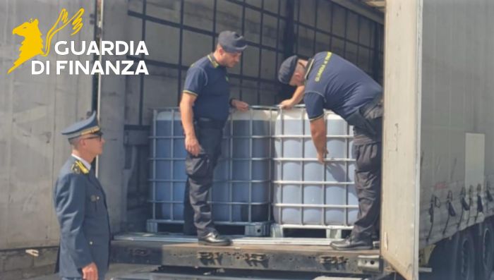 Fvg, maxi sequestro della gdf: fermato tir con 26 mila litri di olio lubrificante di contrabbando