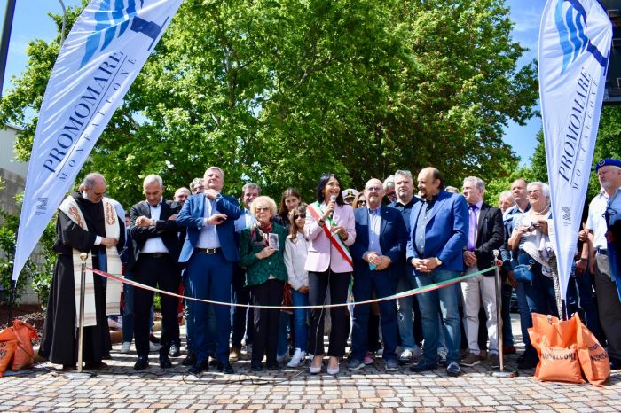 Monfalcone, inaugurato il punto più a nord del mediterraneo con il taglio del nastro della nuova piazza e scalinata