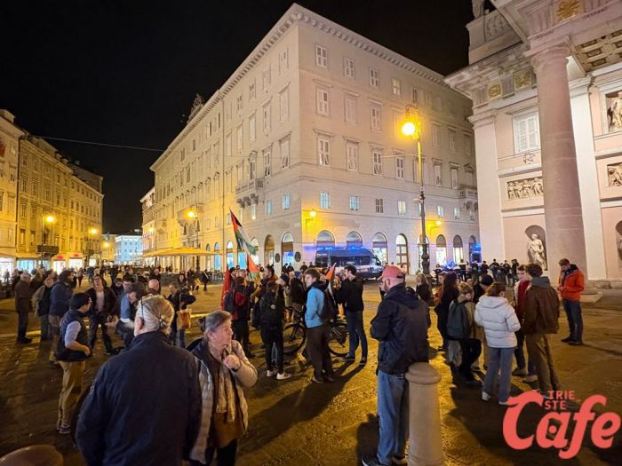 Trieste, un centinaio in piazza per Gaza: “Continuiamo a mobilitarci per la pace” (FOTO)