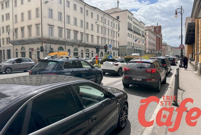 Traffico in tilt sulle Rive, parcheggio del Molo IV pieno: "tappo" in Corso Cavour (FOTO - VIDEO)