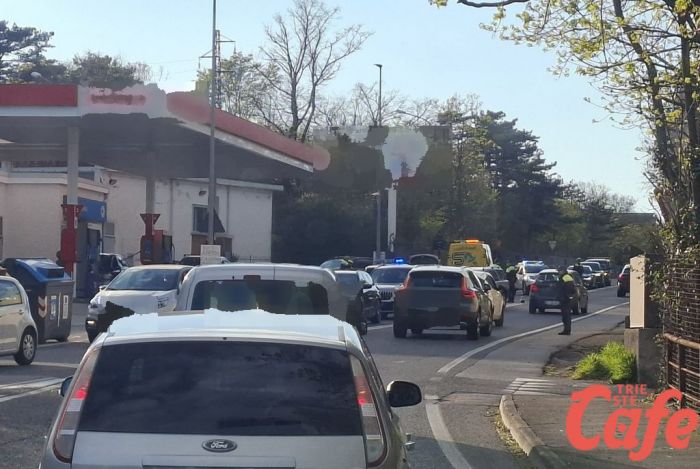Incidente a Opicina nel tardo pomeriggio, auto contro moto: intervento del 118 e traffico in tilt