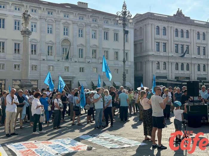 «Abbiate il coraggio di dire che gli portate via la casa», 300 "No ovovia" in piazza Unità (VIDEO)
