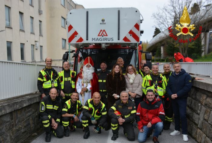 San Nicolò si cala dal cielo: i Vigili del Fuoco portano gioia ai bambini del Burlo Garofolo