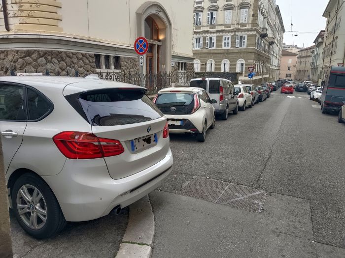Via dell’Università: auto in divieto e marciapiedi occupati, disagio quotidiano segnalato da un lettore