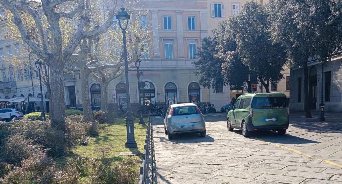 Auto parcheggiata in mezzo alla strada da venerdì sera: nuova segnalazione in piazza Venezia