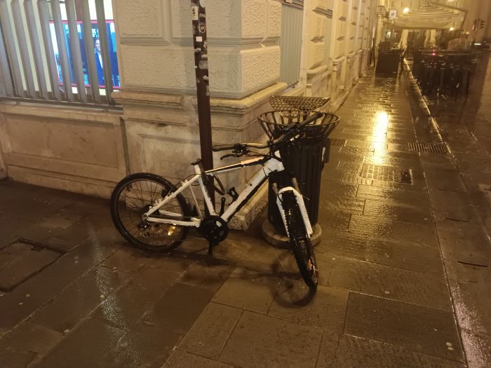 Bici abbandonata da due anni in via San Nicolò: “Nessuno interviene, Trieste è lasciata al degrado” 