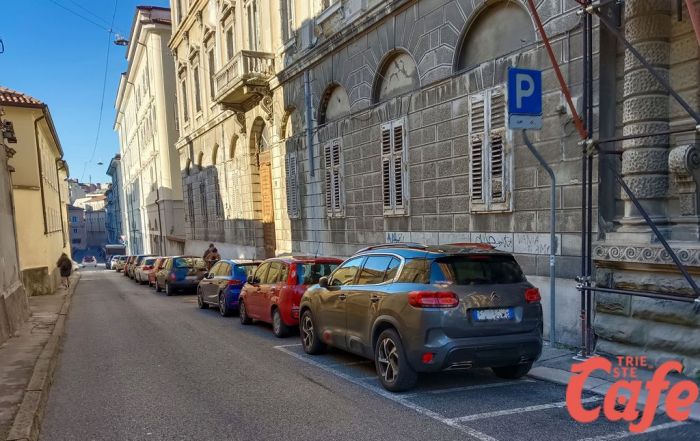 Via dell'Università, lettore: "Auto parcheggiate sui marciapiedi e sugli stalli riservati ai motorini" (FOTO)