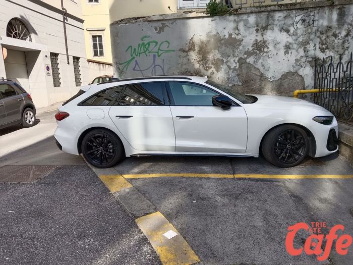 Via dell’Università, auto sul marciapiede: “Pedoni costretti a camminare in strada da due giorni”