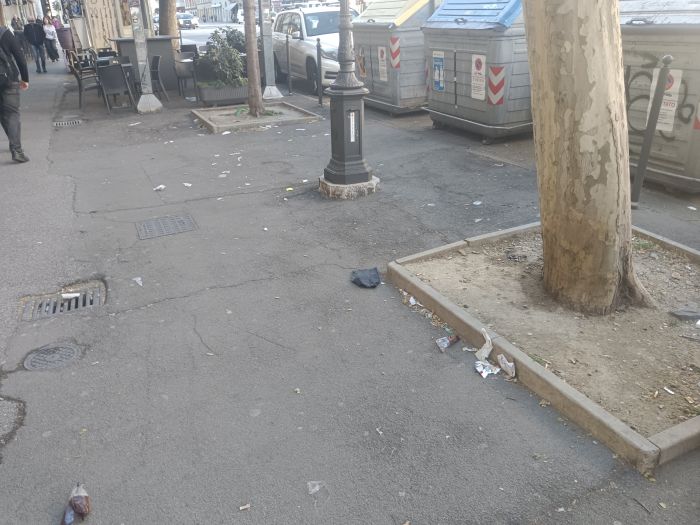 Via Carducci, "marciapiedi così da giorni", la segnalazione di un triestino 