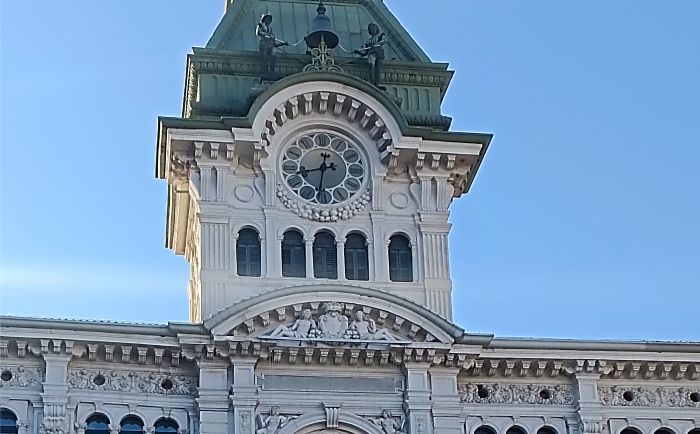 “Orologio avanti di 5 minuti in piazza Unità”, polemica sull’orologio del Municipio
