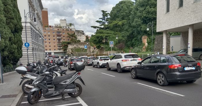 Traffico rallentato in via del Teatro Romano, un triestino: “Situazione sempre più difficile”