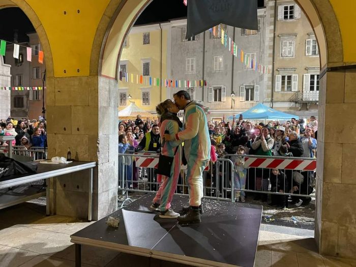 Martedì grasso romantico a Muggia, proposta di matrimonio sul palco in piazza Marconi 