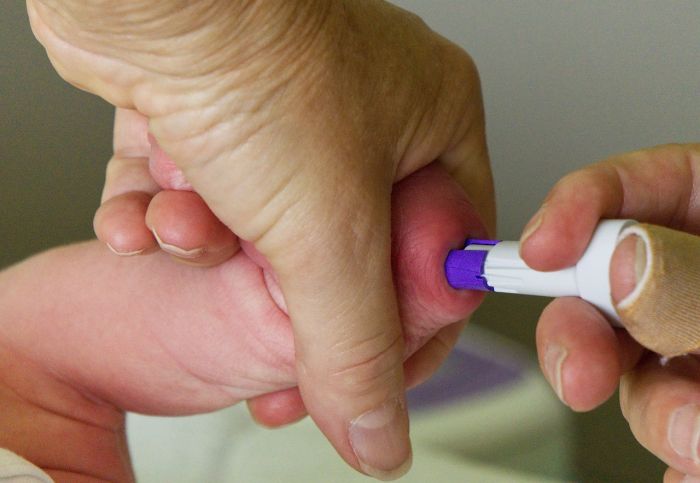 Nata con metà cuore diventa mamma di due gemelli