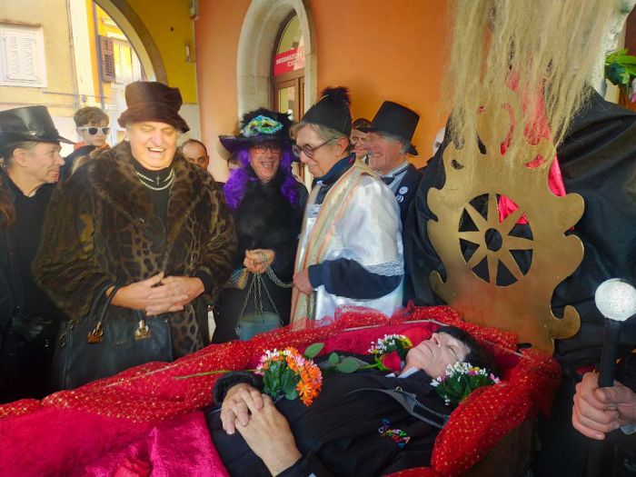 A Muggia il tradizionale funerale del Carnevale,  che però non chiude la festa