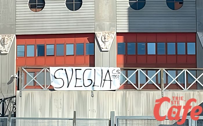 Stadio Rocco, striscione rivolto a giocatori, allenatore e società