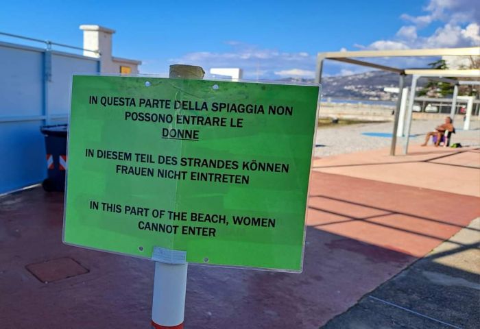 Pedocin, curioso segnale trilingue: 'In questa parte di spiaggia no donne' 