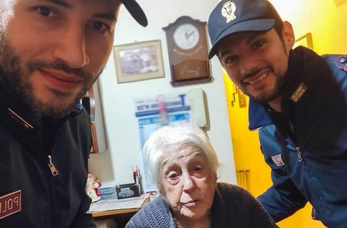 Si sente sola, nonnina chiama la Polizia: due agenti le vengono a fare compagnia 
