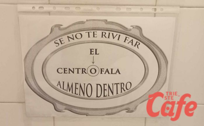 Curioso cartello in un bagno di viale d'Annunzio