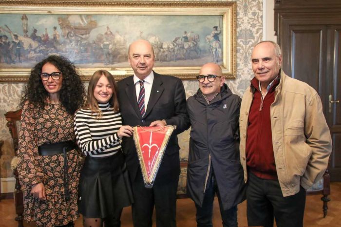 Il sindaco ha consegnato un riconoscimento a Aurora Frisini, protagonista a Tu si que vales