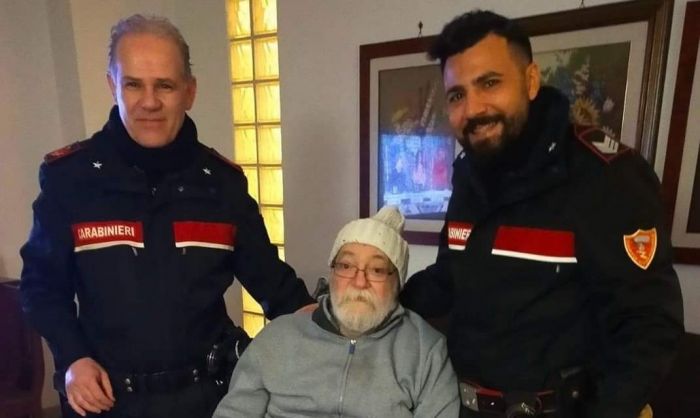 Non riesce a spostare marito da sedia a rotelle a poltrona, giungono in aiuto i Carabinieri! 