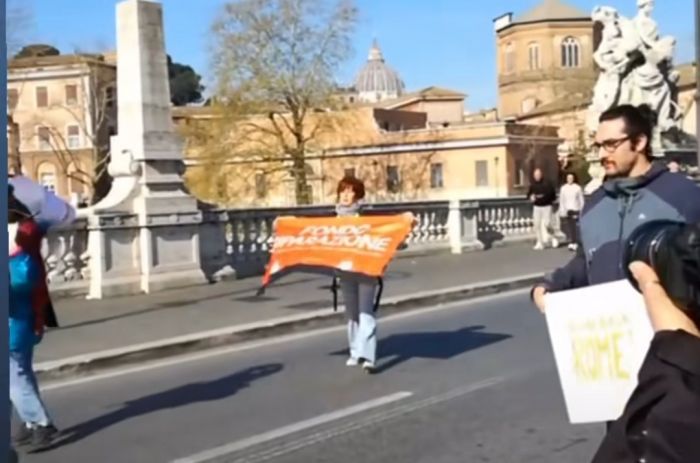 Blitz Ultima Generazione a Maratona Roma, 'acqua sta finendo'