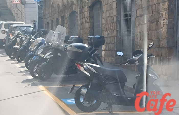 Piazza Puecher, scooter nello stallo riservato a disabili: "Poco rispetto e egoismo"