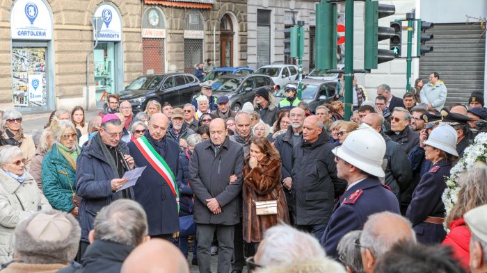 Successo ed entusiasmo per la tradizionale Infiorata in piazza Garibaldi 