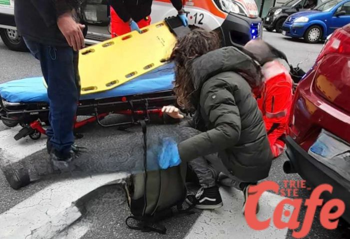 Via Carducci/Milano, Suv passa con il rosso e stende uno scooterista 