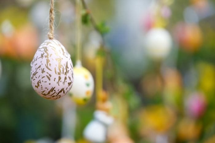 Triestina augura buona Pasqua in bar, cliente si arrabbia: 'Manca di rispetto ai non cristiani!' 