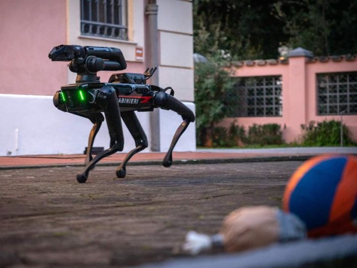 Carabinieri, entra in servizio il cane robot “Saetta"