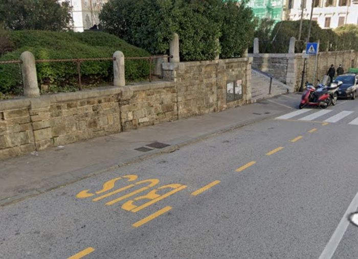 San Giacomo: parcheggia sulla fermata dei bus, poi rincorre senza motivo un pedone 