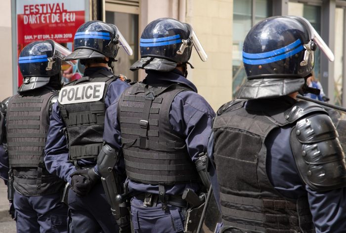 Parigi: madre e 4 figli trovati morti in casa vicino Parigi, si cerca il padre