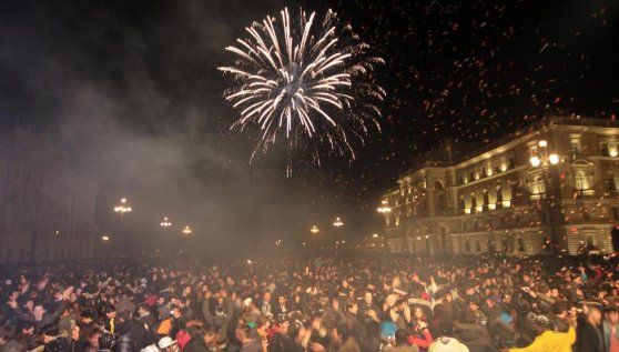 Capodanno in piazza Unità, divieto di bevande in contenitori di vetro e di bevande alcoliche 