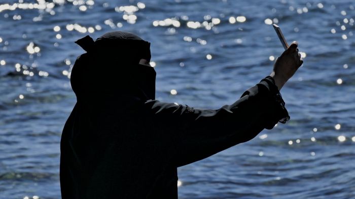 'Donne con il volto coperto completamente, camuffamento vietato da sanzionare dalle Forze dell'ordine' 