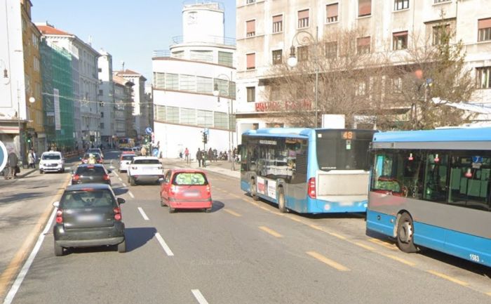 Scena disgustosa a Largo Barriera, feci in mezzo alla strada: nuova segnalazione indignata