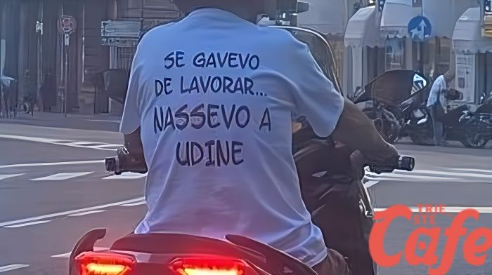 Piazza Garibaldi, la maglietta - 'morbin' fa il pieno di 'like' social! 