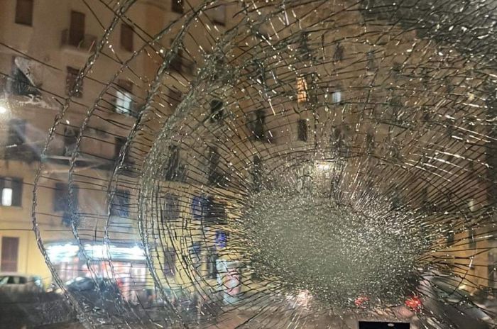 Napoli, al semaforo l’automobilista rifiuta di pagarlo e il lavavetri gli spacca il parabrezza