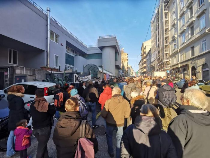 "No alla chiusura dei consultori', in centinaia a protestare in via San Marco 