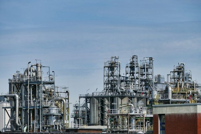 Il petrolio rallenta, si attesta sotto i 90 dollari