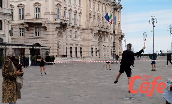 Sorpresissima in piazza Unità, partita di tennis improvvisata incuriosisce i passanti 