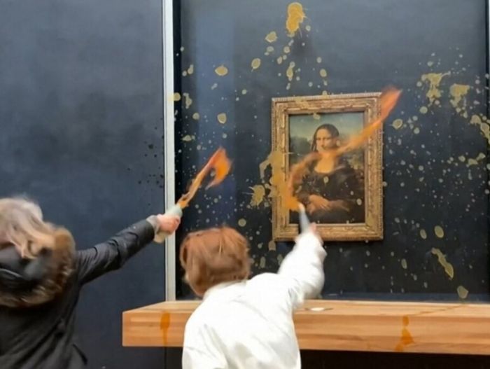 Attiviste ambientaliste lanciano zuppa sulla Gioconda: nessun danno