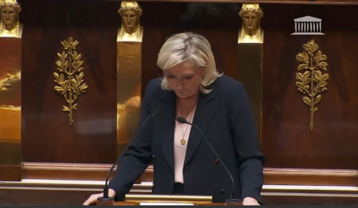 Francia, gradimento politici: per la prima volta Marine Le Pen in testa