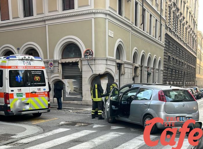 Via Parini/Vasari, scontro all'incrocio: entrambi i conducenti all'ospedale 