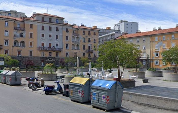 Un triestino: "Degrado e insicurezza in piazza Perugino, albero di Natale o interventi concreti?"