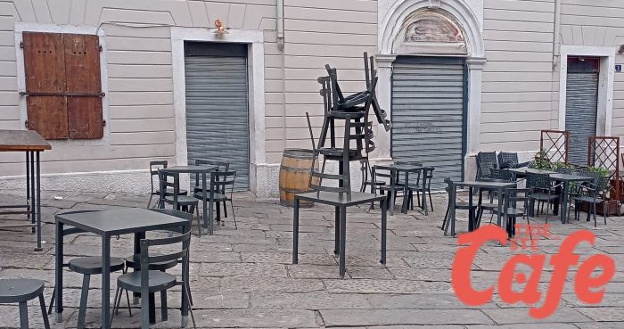 Curiosa installazione artistica in piazza Barbacan 