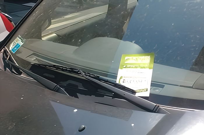 500 euro per chi viene sorpreso a Trieste a infilare volantini sotto i tergicristalli delle auto 