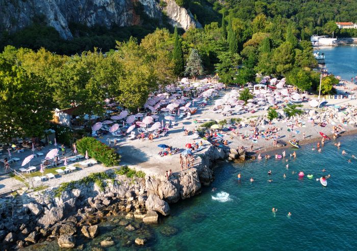 Baia di Sistiana, riaprono le attività diurne e notturne al Parco Caravella: il 18 inaugura il BASE 