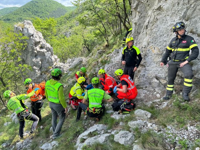 Val Rosandra, si stacca pezzo di roccia mentre è in gita con papà: 17enne all'ospedale 